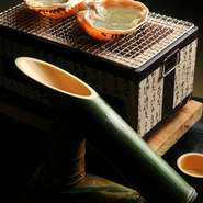 甲羅からでるカニの旨味と香りが日本酒と相まってうまれたおいしさが楽しめる『甲羅酒』。「いけ活ガニ」だから味わえる一杯は、一度飲んだらとりこになる大人の味。