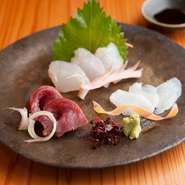 鮮度の良い大阪の市場より毎日直送するこだわり。鮮度抜群の魚のお造りは食べてみればその新鮮さがわかる。