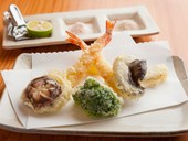 厳選食材を一品ずつ目の前で揚げてくれる『おまかせ天麩羅』