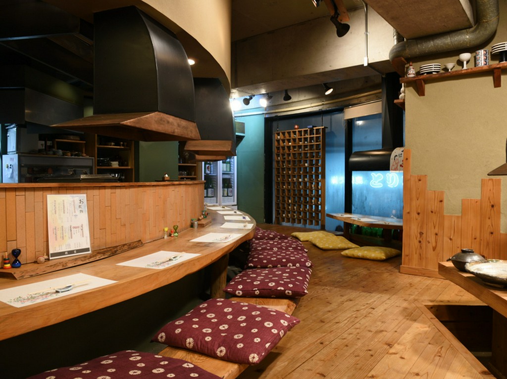 夙川駅から徒歩5分、通り沿いにある和食料理店