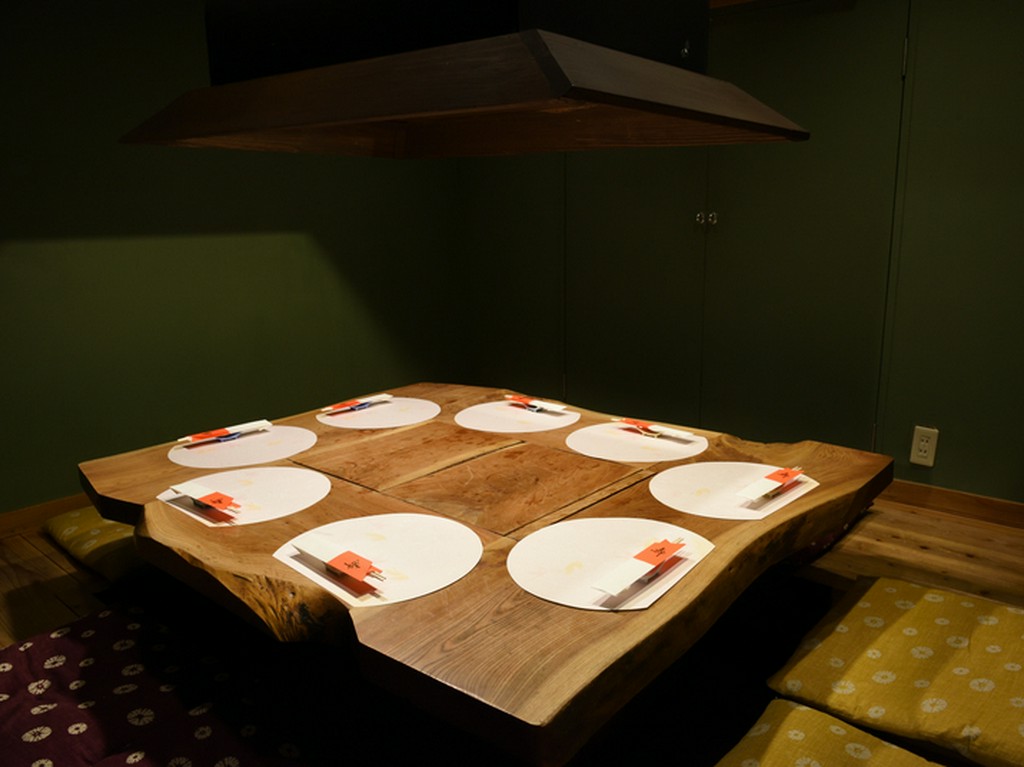 夙川駅から徒歩5分、通り沿いにある和食料理店