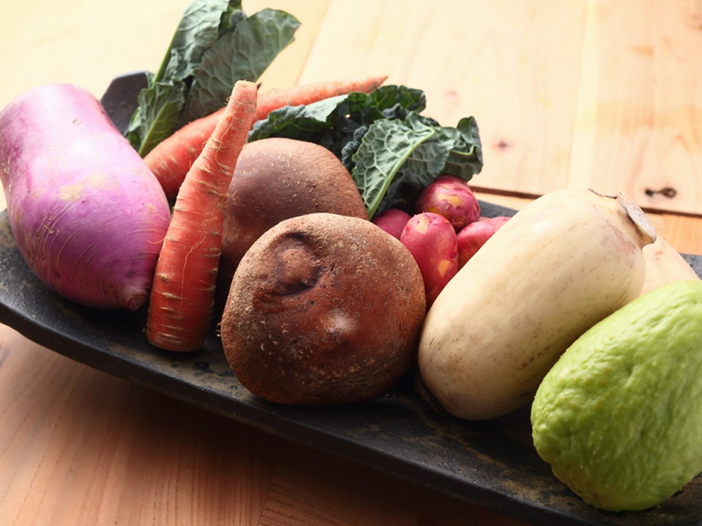 地元の生産物を中心に、季節の彩りを映し出す野菜