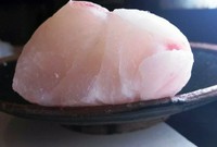 素材が最も美味しく頂ける食べ方や順番で提供する為、当店は基本刺身盛りではなく素材毎にご提供致します。