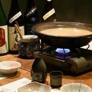 季節の味覚をテーマにした鍋を、コースとしても提供してくれます。前菜・造りに、新鮮な素材とこだわり出汁の鍋。〆はうどんやパスタで、最後の一滴まで美味しくいただけます。