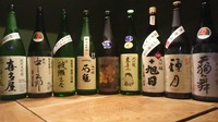 -5℃の冷蔵庫から生酒を中心に日常時30種類ほど、内容は季節により替わります。180cc/800円~