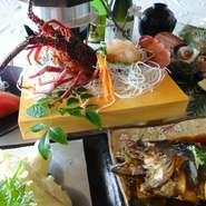 カキや伊勢海老などの三重県ならではの食材を中心にお客様に満足いただけるような食材を取り揃えております。素材が持つ豊かな味わいを、口いっぱいで楽しめます。