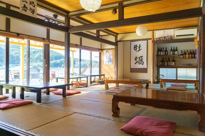 畳敷きが気持ち良い、広々とした空間で過ごしやすい店内
