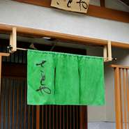 新鮮さを生かしながら、カキのおいしさを上手に引き出す料理が魅力の【海鮮料理　かき小屋さとや】。昼は通常営業ですが、夜は予約制となっています。詳しくはお店にお問い合わせを。