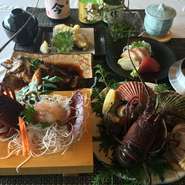 小鉢/造り三種/海鮮焼き（大アサリ・アッパ貝・サザエ・牡蠣）伊勢海老一尾[造り・焼きのどちらか]揚げ物/季節の釜飯/吸物/香物/デザート※料理内容は季節，水揚げ，天候等の状況により変更あり。（写真はイメージ）