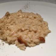 イタリア産の最高級キノコ、ポルチーニ茸の豊かな香りとイタリア米の食感をお楽しみ頂ける人気メニュー