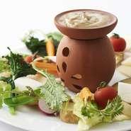 自家菜園の無農薬有機野菜の旨みを存分に楽しめる一品です。
アンチョビとニンニク、オリーブオイルの温かいソースで。	
※ランチタイムのみ単品でご注文可能です
※ディナータイムはコースに含まれております