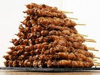カリッと揚げ、秘伝のダレに漬け込み、焼き上げた癖になる逸品!!
「新★博多名物」として大好評。何本でもいけてしまう程、ばり旨か！お得なセットもございます。