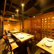 前はクラブだったというお店は天井の造作などをそのまま利用しているので、文字通りの「和モダン」な空間になっています。