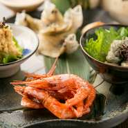 写真は『珍味盛合せ』。このほか、『子持ち昆布の串揚げ』『秋刀魚のなめろう』『マグロのカマトロと下仁田葱の串焼き』など、オリジナルのおつまみメニューが人気です。