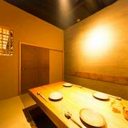 落ち着いた和モダンな空間。『季節の生野菜』や『お刺身』、ボリューム満点の『トンテキ』など、美味しいお料理でお酒を楽しんでください。