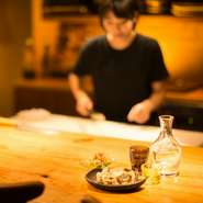 カウンターが2種類あり、お一人様でも気軽にご利用いただけます。店主がお好みに応じて本日のおススメをご紹介いたします。