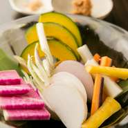 写真の『生野菜の盛り合わせ』は、ゆず塩と鯛みそをつけていただくことで見事に和食の一品となっています。このほかにも多彩なメニューが女性のお客様に喜ばれています。