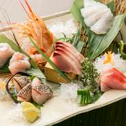 定番のお魚から玄界灘の珍しいお魚まで、通常で8種～10種くらいをたっぷりと盛りつける豪快なお造りです。
