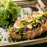 脂がさっぱりしているのにコクと甘味があるのが特徴です。肩ロースのみを使用して極上の味わいです。