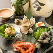 お一人お一人のお好みに合わせて料理や味付けを考え、人数に応じて盛付けも変えます。30席のお店なので、店主がすべてのお客様のために心を配ることができます。