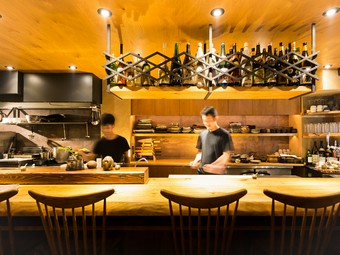 豊富な日本酒と多種多様な和食が繋ぐ、大人の社交場