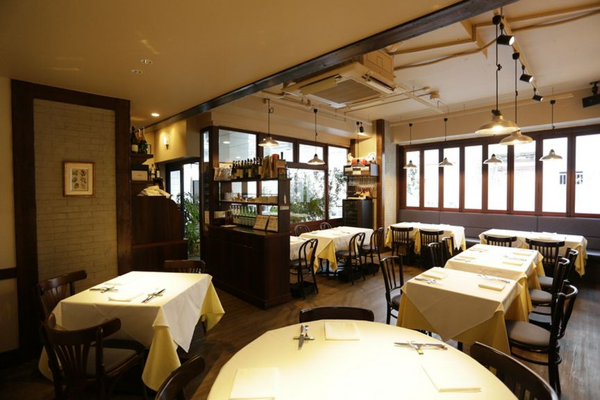 イタリアっぽさはあえて控えめに。カジュアルで落ち着く店内