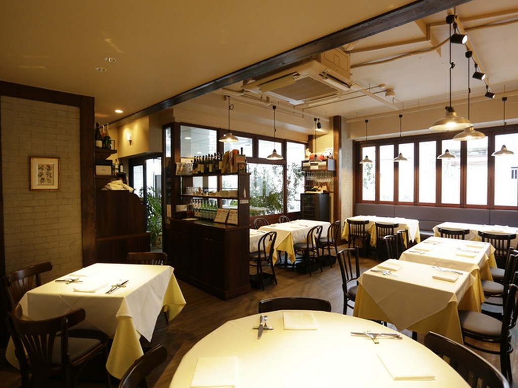 イタリアっぽさはあえて控えめに。カジュアルで落ち着く店内