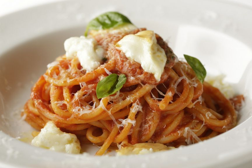 『スパゲッティポモドーロ エ バジリコ 燻製ブッラータと共に』