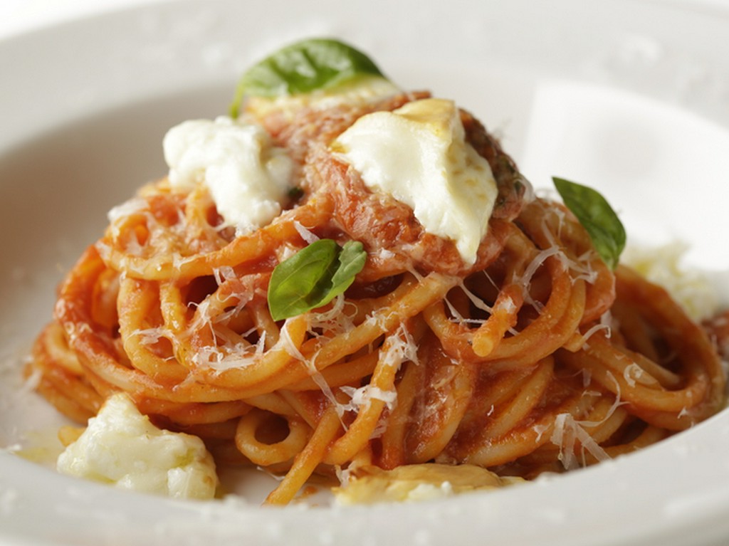 『スパゲッティポモドーロ エ バジリコ　燻製ブッラータと共に』