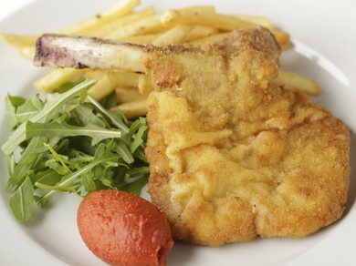 『フランス産 仔牛のカツレツ、ルコラ、フライドポテト付き』