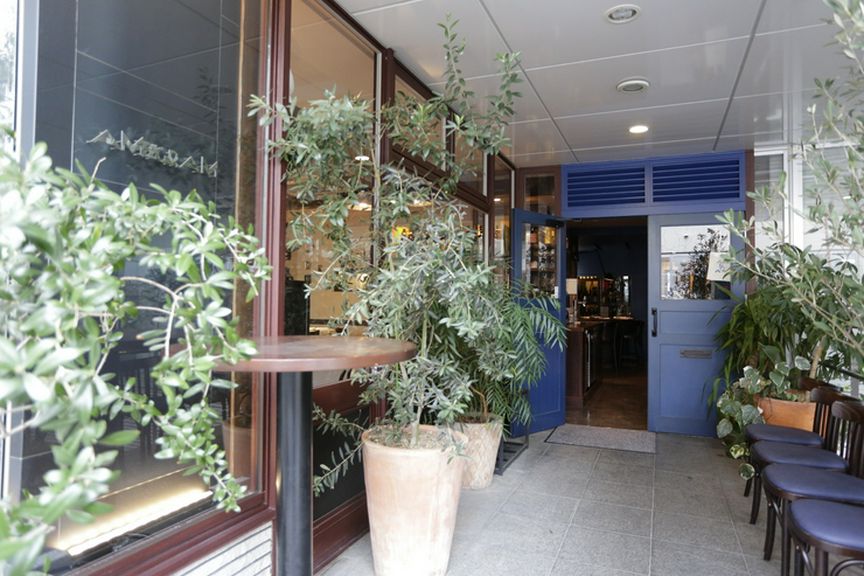 天現寺交差点に近い、裏通りの落ち着いたエリアに