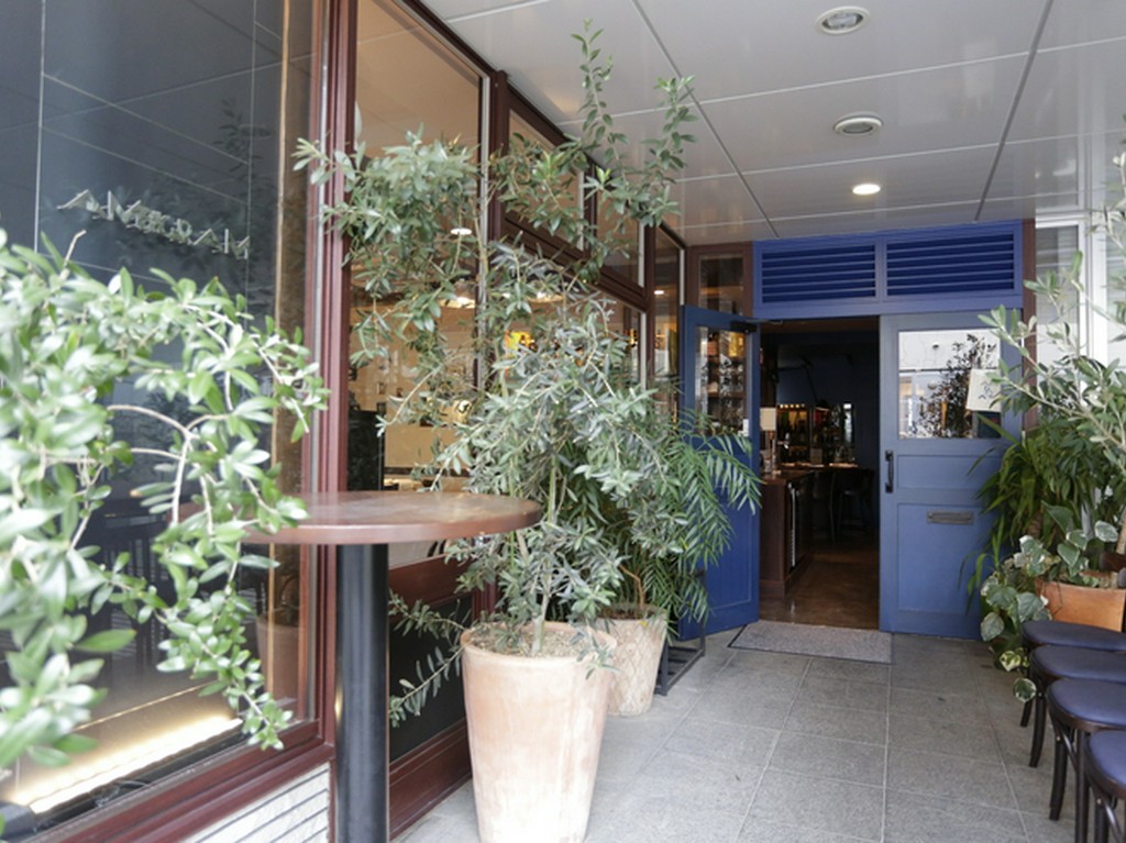 天現寺交差点に近い、裏通りの落ち着いたエリアに