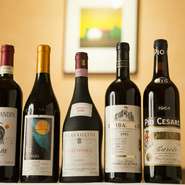 北イタリアで醸造されるネビオーロ種の熟成したワインが好きだというシェフですが、店で出すのは当然食事に合うことを追求。季節によって変わるメニューに合わせたボトルを提供しています。