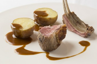 スペシャリテ『仔羊の藁包みロースト　ヴァルド派の農家料理』