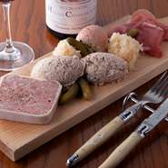 自家製のパテ・生ハム・レバームース・リエットが乗っている贅沢な一皿です。お肉を加工して旨味を最大限に引き出し、どれも濃厚で味わい深く、人気のメニューです。ワインと一緒に味わいたい逸品です。