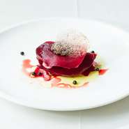 時間に捉われずゆっくり楽しんでほしい、そう考える【ヌキテパ】のウェディングは1日1組限定。旨味あふれる魚と野菜のフルコースで、新郎新婦もゲストもみんな笑顔に。ご要望があれば牛肉への変更も可能です。