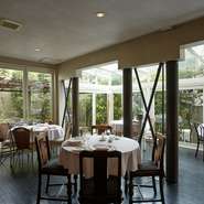 ドイツ大使の邸宅として使われていた建物だけあり、店内には落ち着いた雰囲気を醸し出しつつも洗練されすぎない温かみがあります。ガラス張りになったサンルームやテラス席が開放感も演出しています。