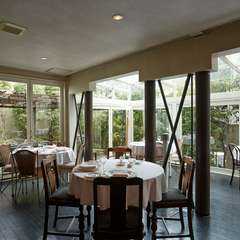 ドイツ大使の邸宅を改装した、築約50年になる一軒家のレストラン