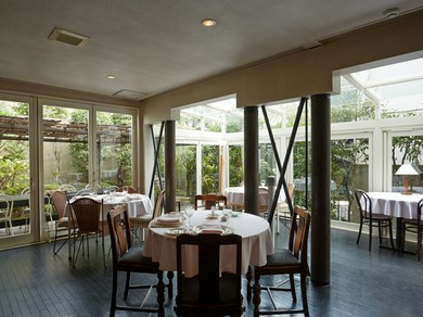 ドイツ大使の邸宅を改装した、築約50年になる一軒家のレストラン