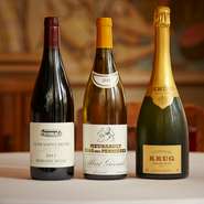 フランス産を中心としたワインは、シャンパンを3～4種、白を約10種、赤を15～20種を常時オンリスト。ワイン自体が出しゃばらず、料理を引き立てるものだけを厳選しています。