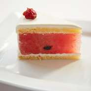 スイカはシェフが最も愛する食材のひとつ。そんなスイカをスポンジと生クリームで挟み、スイカを煮詰めてつくるジュレを添えたのが『スイカのショートケーキ』です。
