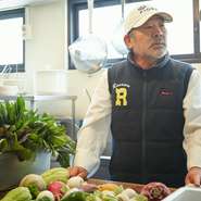 お店でのシェフの一日は食材のチェックから始まります。所沢の農家から届く有機野菜や、近海の網元から送られてくる魚はすべておまかせ。その日の食材を見て、料理の献立を決めていきます。
