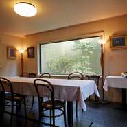 店内に2部屋ある個室は、どちらも落ち着いた雰囲気で、ゆっくりと食事や会話を楽しめます。4名から10名まで利用できるので、接待・会食、顔合わせや記念日等、幅広いシーンへの対応が可能です。