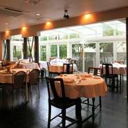 ゆっくりとした時間が流れる一軒家邸宅の店内は、どこか懐かしい気持ちになれる空間です。そんな優しい雰囲気は、フレンチという敷居の高さを感じさせず、より一層こだわり抜かれたお料理を惹き立てています。