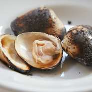 蝶番を取り除くことで、焼いても貝が開かずに旨みを逃しません。豊かな香りとたっぷりの旨みが真骨頂。