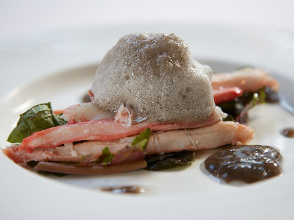 『白菜とズワイ蟹の土のドレッシング 土の泡添え』