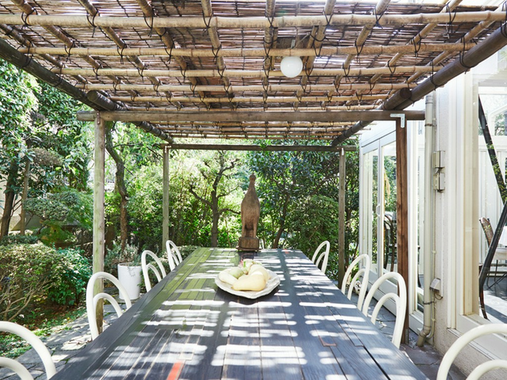 木漏れ日が心地よいテラス席での食事も