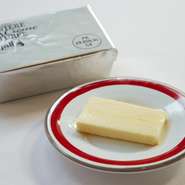 ブルターニュ地方の食塩不使用の発酵バターもまたこの店の料理を支えるこだわりの食材のひとつです。