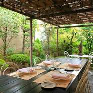 時間に捉われることなく、ゆっくりお過ごしいただく事を大切にして、1日1組様限定とさせて頂いております。遠方のゲストを考え、開催時間をゆっくりにしたり、食後はテラスで団らんをしたり、大切な人たちとの特別な時間を心ゆくまでお過ごしください。