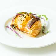 事前にシェフと打ち合わせも出来るので、新郎新婦それぞれのご要望に合わせたお料理をご提供いたします。魚介と野菜のフレンチがメインですが、メイン料理を牛肉を使ったお料理へのご変更も可能です。